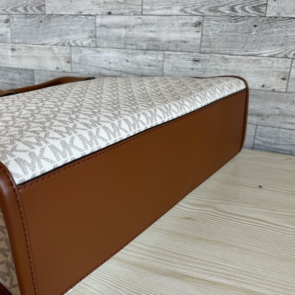 Michael Kors Medium Vanilla Mirella Tote - Picture 9 of 11